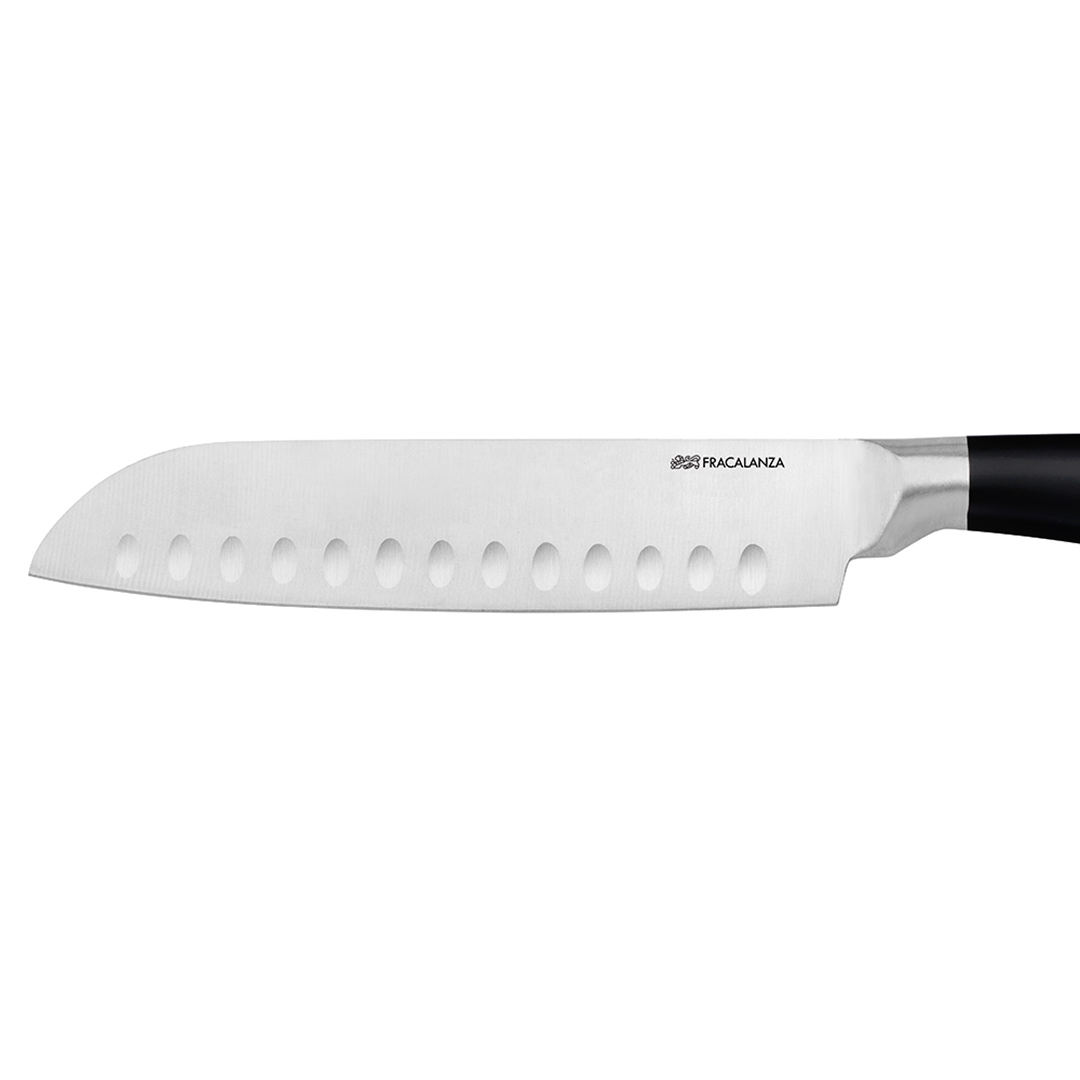 Fotografia para o produto Faca santoku em aço inox 2,5mm com cabo na cor preta A31cm 155grs